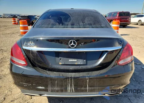 2016 Mercedes-Benz C 300 z USA, uszkodzony, nr VIN 55SWF4JB1GU125504